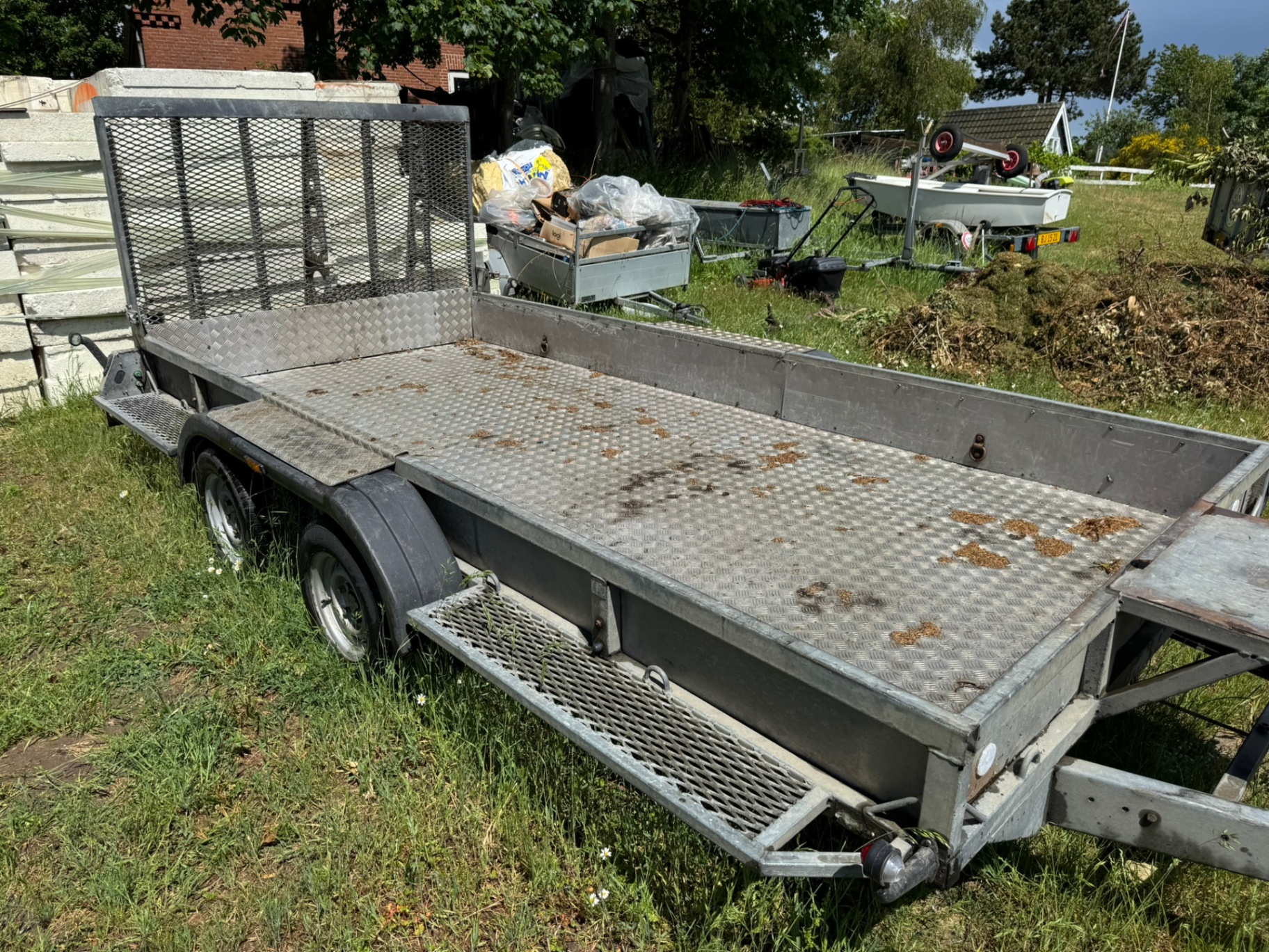 Trailer lad med påkørselsrampe rejst