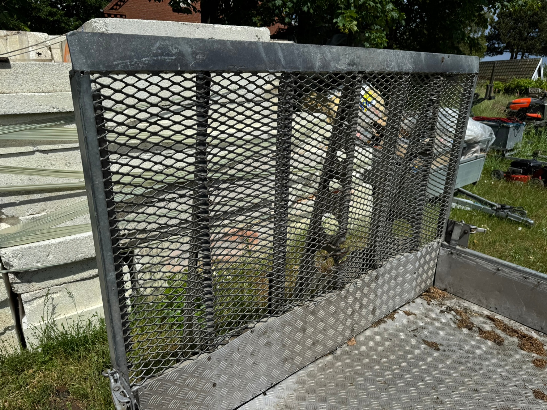 Påkørselsrampe i strækmetal